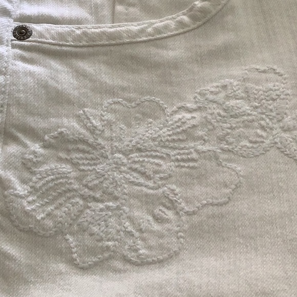 Chicos white jean capris Premium brand size one in excellent condition 5… - Picture 6 of 16